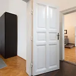 Walnut Tree Apartment *