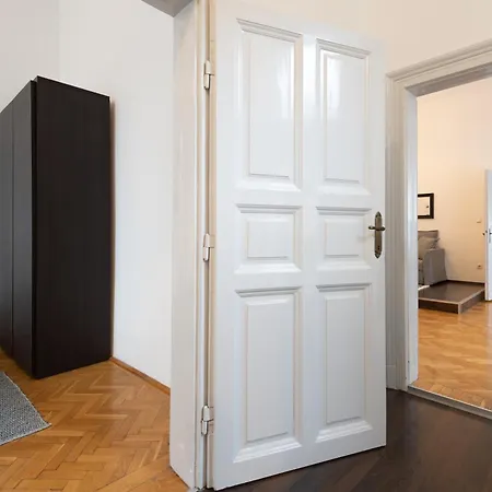 Walnut Tree Apartment *